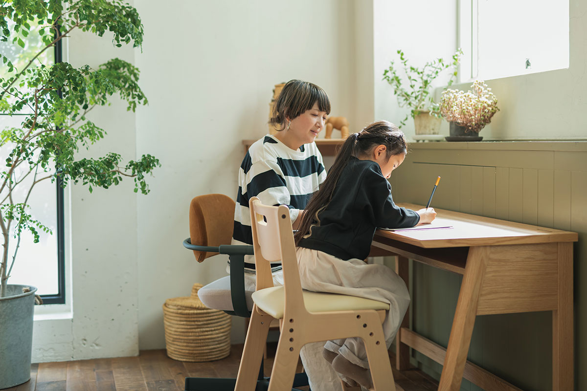 Minoto ミノト デスク・チェア 親子で仲良く並んで勉強と仕事をしている。母と娘が同じ空間ですごす。