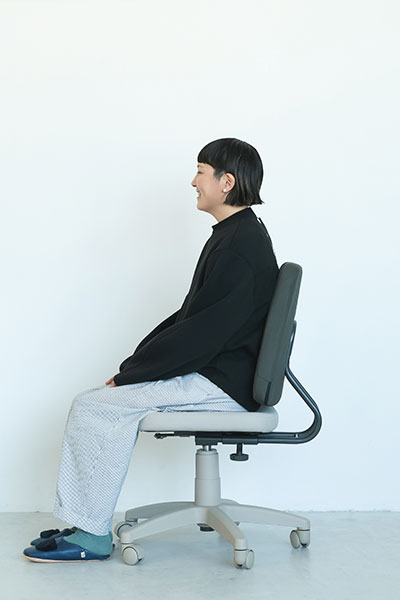 Minoto ミノト チェア アジャスタブルな機能 身長150cmの女性が座っている様子