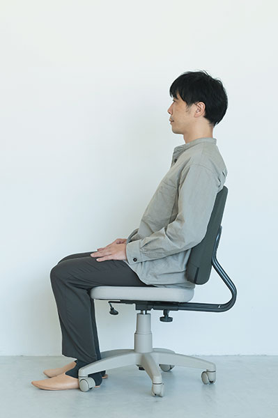 Minoto ミノト チェア アジャスタブルな機能 身長173cmの男性が座っている様子